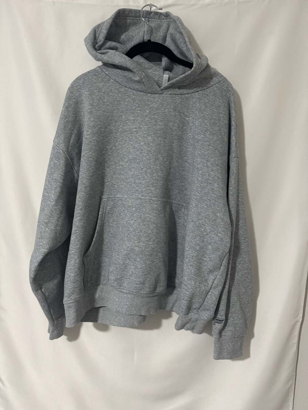 Fabletics Hoodie Size XXL/1X Gray Pullover Sweatshirt